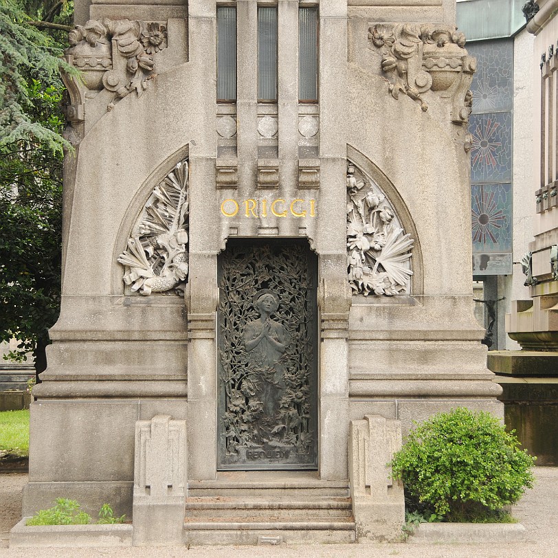 2013-07 Mailand [0022] Der Cimitero Monumentale von Mailand ist ein 1866 eröffneter Zentralfriedhof mit zahlreichen künstlerisch interessanten oder sonst berühmten Gräbern.