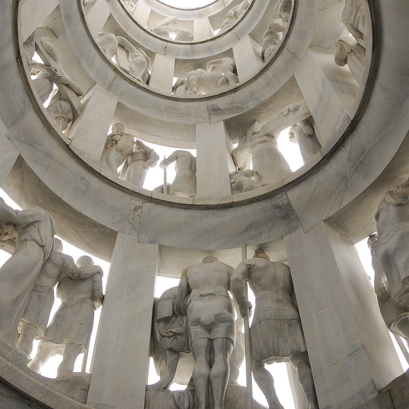 2013-07 Mailand [0028] Der Cimitero Monumentale von Mailand ist ein 1866 eröffneter Zentralfriedhof mit zahlreichen künstlerisch interessanten oder sonst berühmten Gräbern.