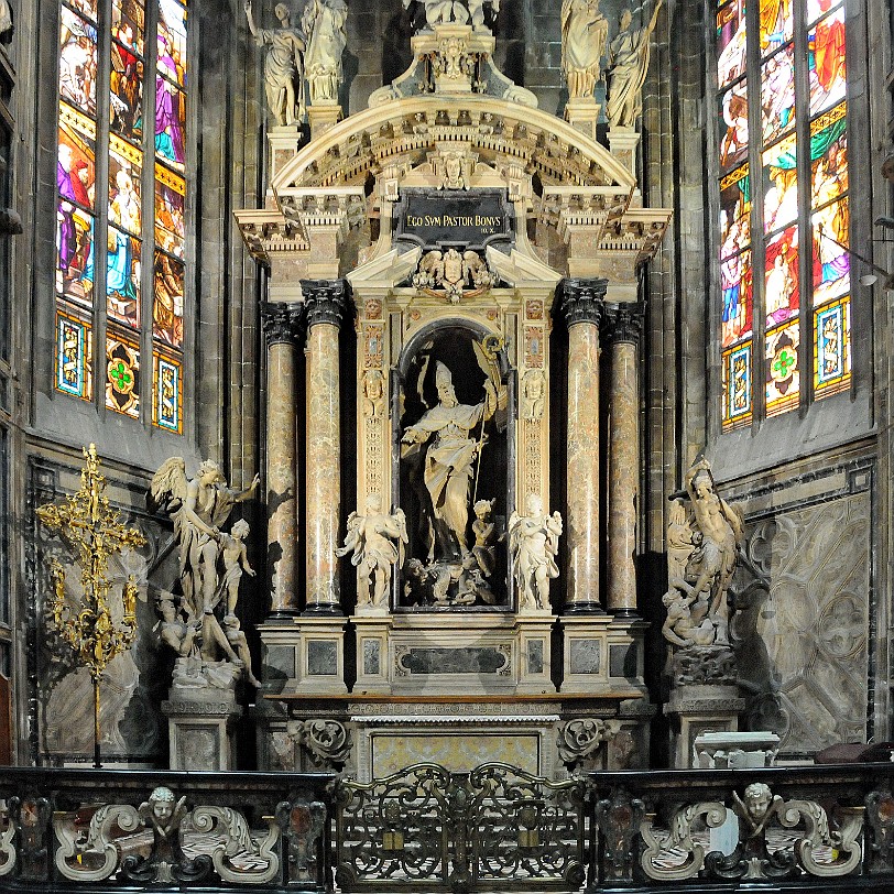 2013-07 Mailand [0153] Der Mailänder Dom, Duomo di Santa Maria Nascente (im lombardischen Dialekt Dom de Milan), ist eines der berühmtesten Bauwerke Italiens und Europas und die...