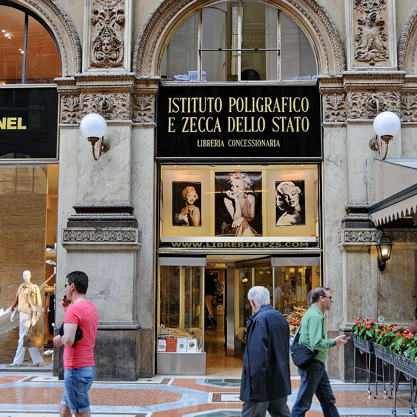 2013-07 Mailand [0208] Die Viktor-Emanuel-Galerie (italienisch Galleria Vittorio Emanuele II) in Mailand ist eine nach dem Einiger Italiens, König Viktor Emanuel II., benannte...