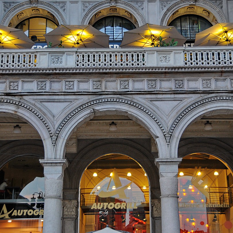 2013-07 Mailand [0214] Die Viktor-Emanuel-Galerie (italienisch Galleria Vittorio Emanuele II) in Mailand ist eine nach dem Einiger Italiens, König Viktor Emanuel II., benannte...