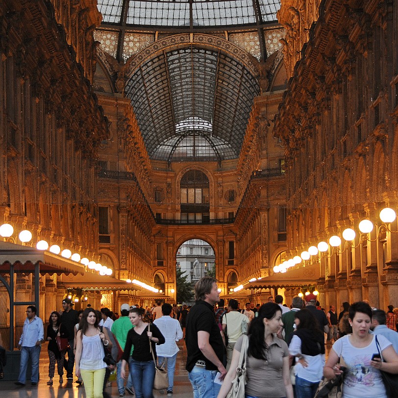 2013-07 Mailand [0218] Die Viktor-Emanuel-Galerie (italienisch Galleria Vittorio Emanuele II) in Mailand ist eine nach dem Einiger Italiens, König Viktor Emanuel II., benannte...