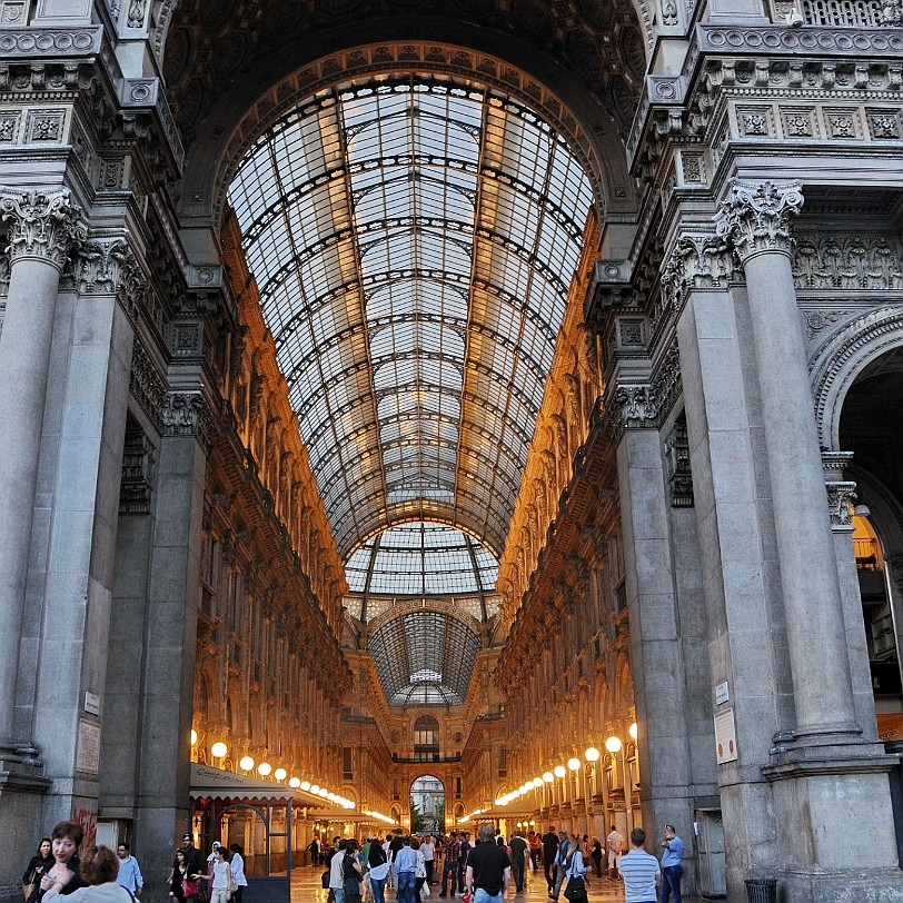 2013-07 Mailand [0220] Die Viktor-Emanuel-Galerie (italienisch Galleria Vittorio Emanuele II) in Mailand ist eine nach dem Einiger Italiens, König Viktor Emanuel II., benannte...