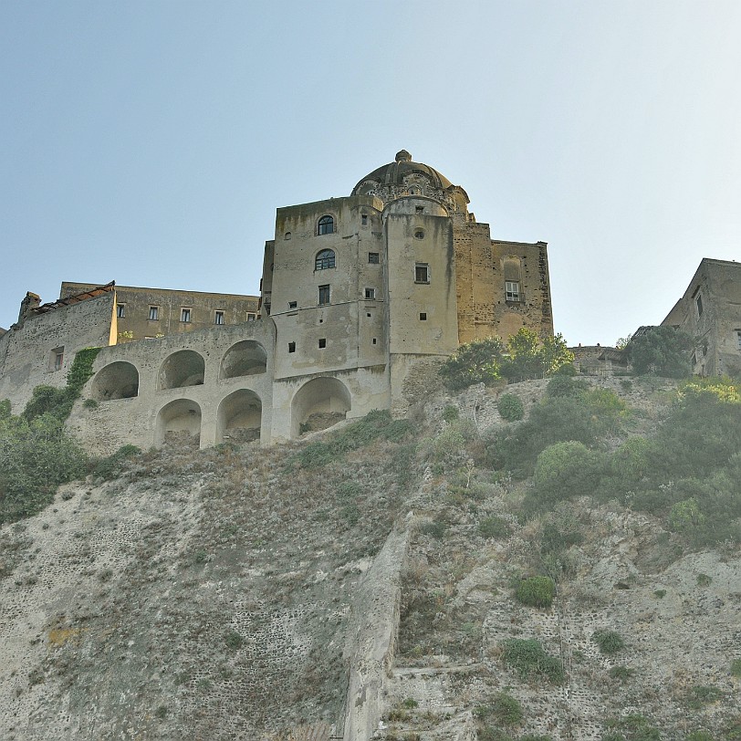 2014-10 Ischia [011] Castello Aragonese (Ischia) Das Castello Aragonese ist eine Festung, die sich auf einer kleinen Felseninsel aus Trachyt an der Ostseite der Insel Ischia...