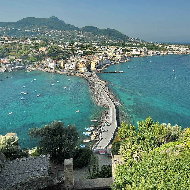 2014-10 Ischia [019] Ischia/Italien: Castello Aragonese Das Felseninselchen entstand vor rund 300.000 Jahren als Staukuppe bei einem Vulkanausbruch. Es erreicht eine HÃ¶he von 113...