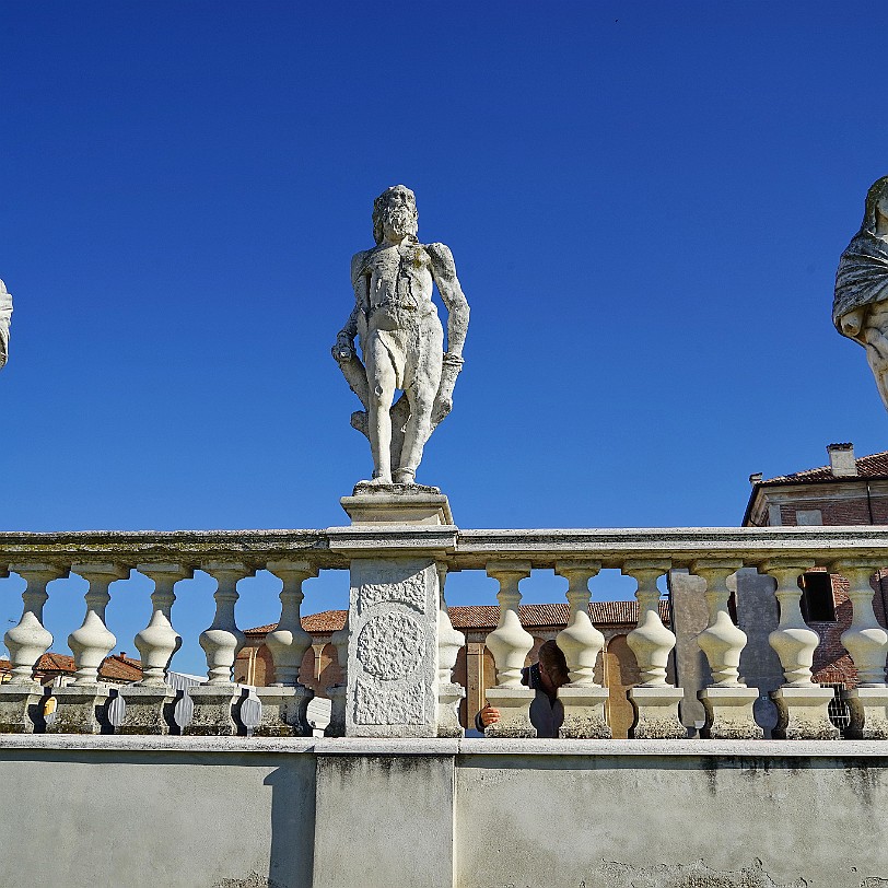 DSC05798 Das Kloster San Benedetto in Polirone wurde im Jahr 1007 von Tedald von Canossa auf einer Insel, die der Fluss Po zu dieser Zeit hier bildete, gegründet; heute...