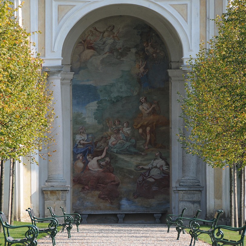 DSC_3793 Italien, Lombardei, Casalzuigo, Villa Porta Bozzolo Auf der Nordseite des Gartens wurde eine große Muschelnische gestellt, in die hinein Giovanni Battista...