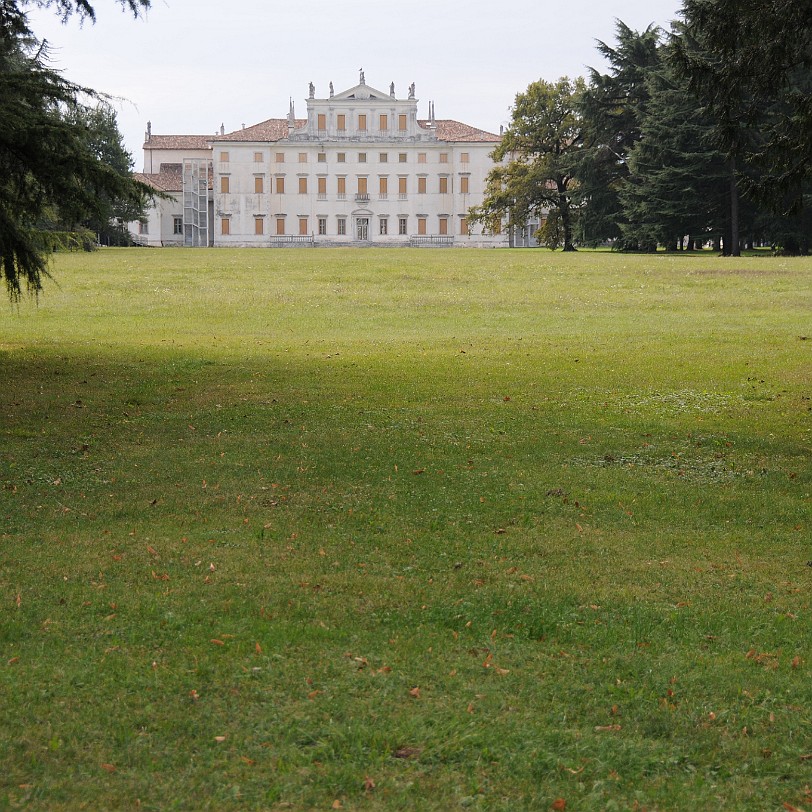 DSC_3193 Cotroipo, Villa Manin, Italien Die großzügig angelegte Villa liegt am Rande eines weitläufigen Parks, in dem botanische Raritäten aus aller Welt zu sehen sind...