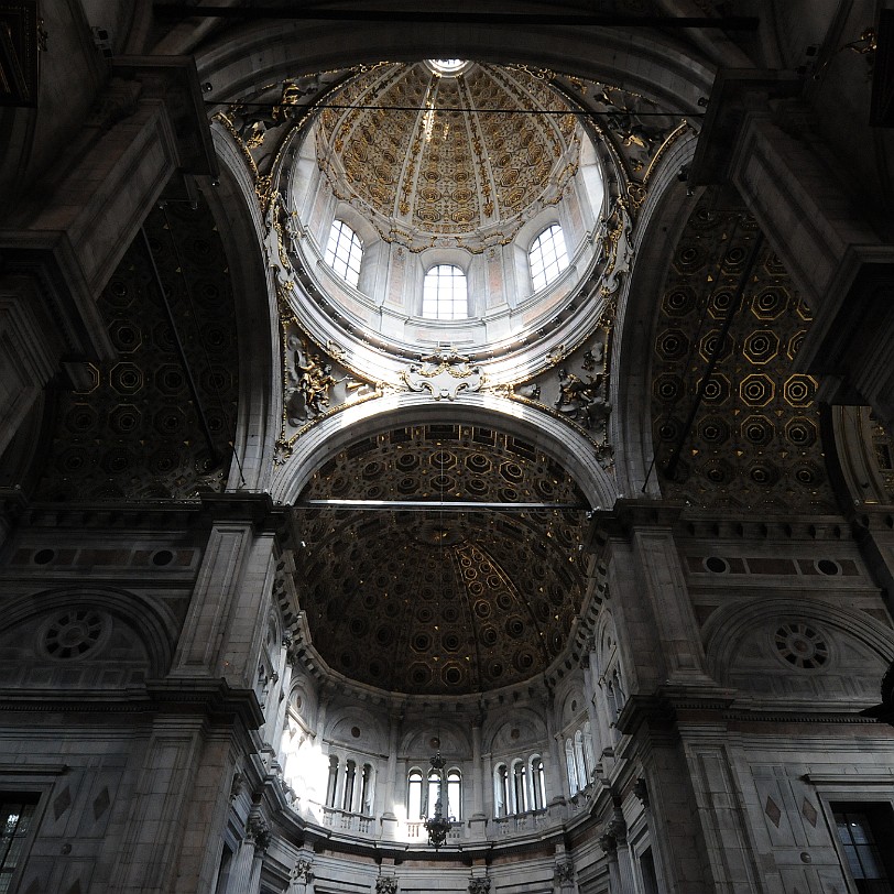 DSC_3330 Italien, Lombardei, Como Zu beiden Seiten des Hauptportals sind - ungewöhnlich genug für eine christliche Kirche - zwei heidnische Schriftsteller verewigt:...