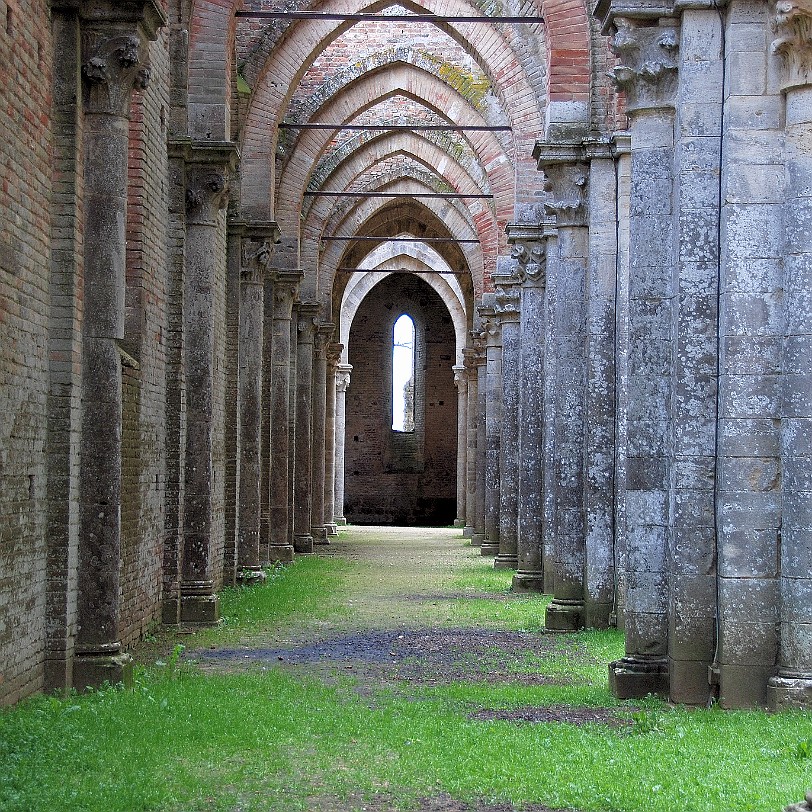 DSC_0791 Abbazia di San Galgano Die Abbazia San Galgano ist die Ruine einer ehemaligen Abtei ca. 35 km südwestlich von Siena in der Toskana in Italien. Gegründet wurde...