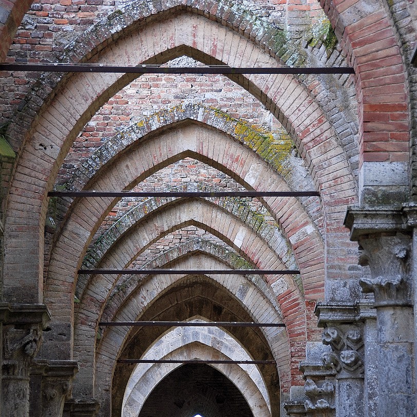 DSC_0793 Abbazia di San Galgano Die Mönche von San Galgano gelangten sehr bald zu großem Landbesitz. Sie wurden mit Notariats- und Verwaltungsarbeiten betraut und...