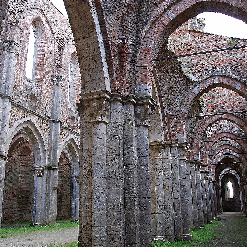 DSC_0798 Abbazia di San Galgano Der Niedergang beschleunigte sich zu Beginn des 16. Jahrhunderts. Einer der Äbte verkaufte sogar das Bleidach der Abtei, was zum Verfall...