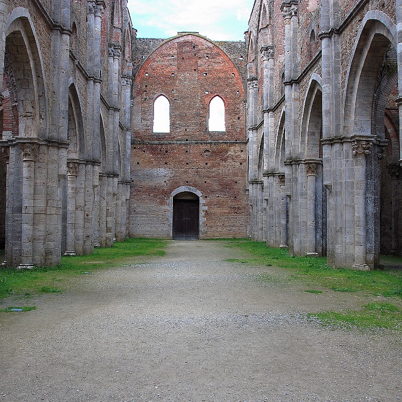 DSC_0806 Abbazia di San Galgano Der Wandaufbau des Mittelschiffs ist nicht einheitlich. Der ältere Ostteil ist viergeschossig: Auf die Arkadenzone folgt eine Reihe...