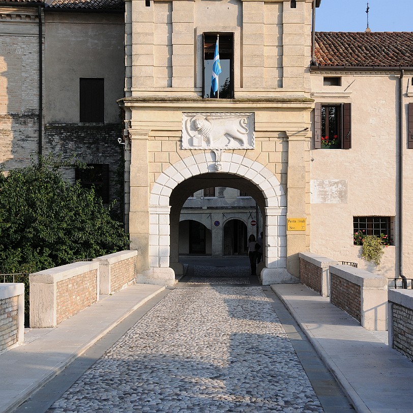 DSC_2873 Portobuffolè ist eine Gemeinde von 739 Einwohnern in der Provinz Treviso. Portobuffolè wurde 2001 mit der orangenen Fahne des ital. Touring Clubs ausgezeichnet....