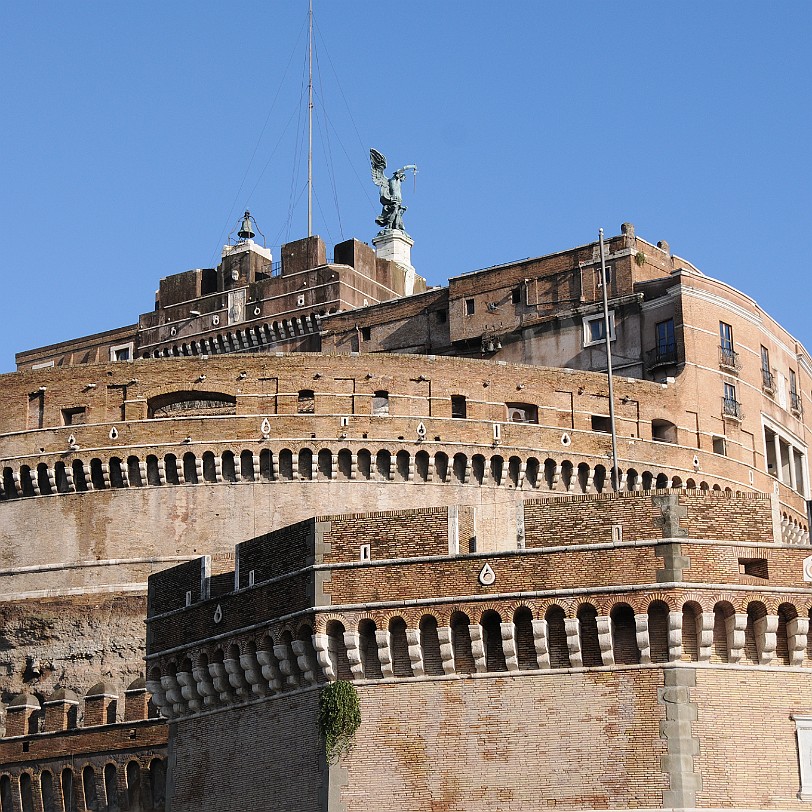 DSC_6878 Die Engelsburg (italienisch Castel SantAngelo oder Mausoleo di Adriano) in Rom wurde ursprünglich als Mausoleum für Kaiser Hadrian (76138) und seine...