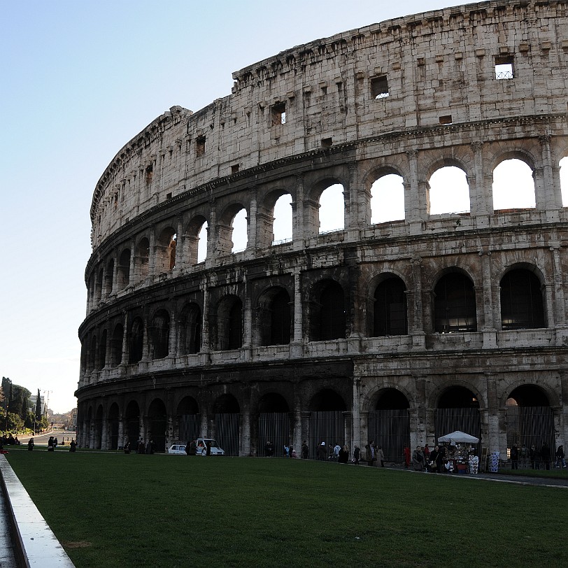 DSC_7013 Das Kolosseum (antiker Name: Amphitheatrum Novum oder Amphitheatrum Flavium) ist das größte der im antiken Rom erbauten Amphitheater und der größte geschlossene...