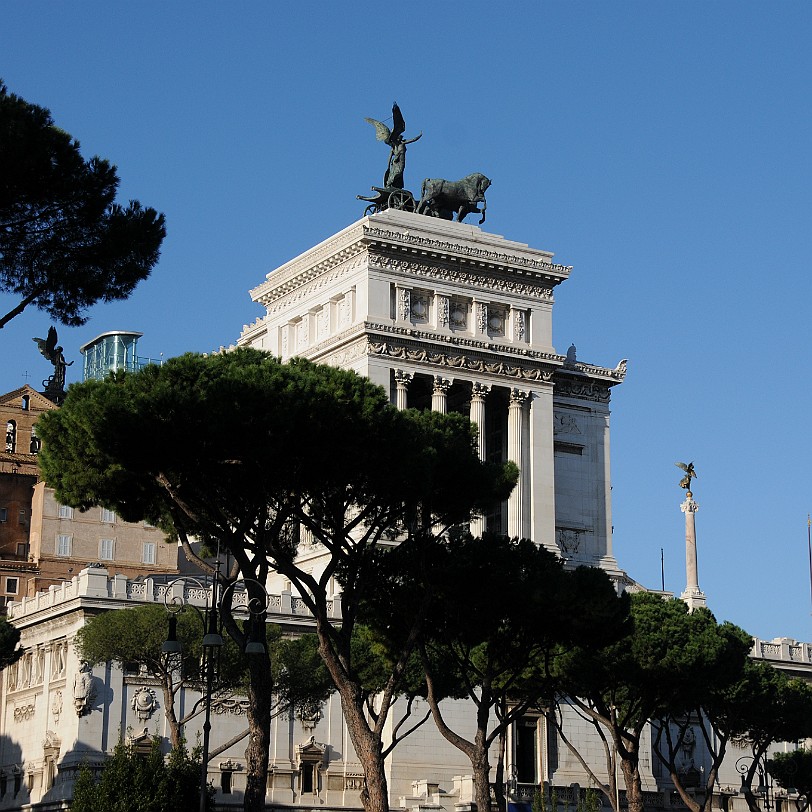 DSC_7011 Piazza Venezia mit Monumento Vittorio Emmanuele II Schon in der Zeit der Römischen Republik war der Platz ein wichtiger Verkehrsknotenpunkt, da hier die Via...