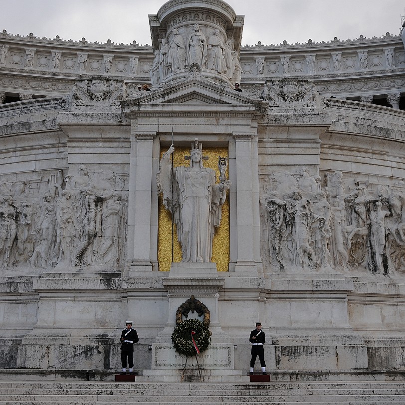 DSC_7142 Monumento Vittorio Emmanuele II Wie bei vielen nationalen Denkmalen üblich, findet man auch hier das Grabmal des unbekannten Soldaten und den Altar des...