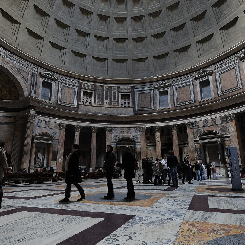 DSC_6923 Bei dem noch heute zu sehenden, als Pantheon bekannten Bau handelt es sich um den Nachfolger eines den Planetengöttern (darunter Mars und Venus, den Hausgöttern...