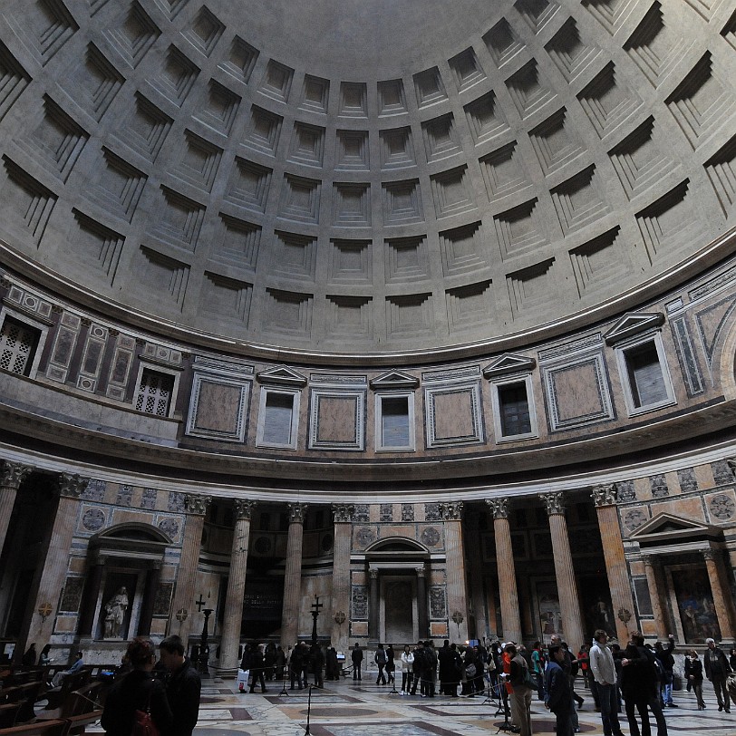 DSC_6926 Die Kuppel des Pantheon Das Hauptgebäude des Pantheons ist ein überwölbter Rundbau von ca. 43 m Innendurchmesser und -höhe. Würde man die Kuppel zu einer Kugel...