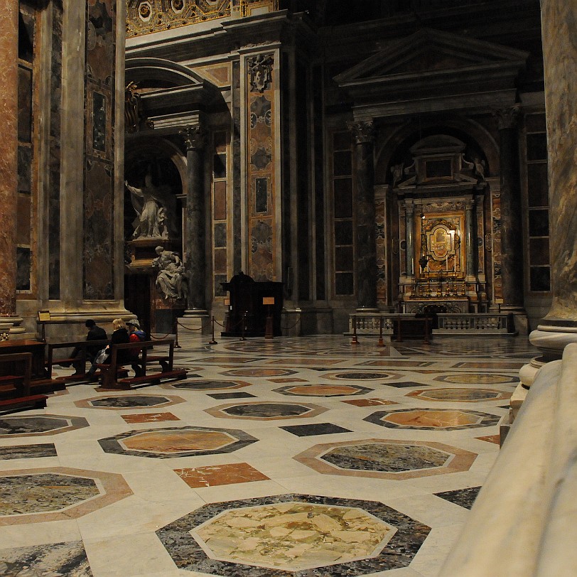 DSC_6651 Von der Vorhalle gelangt man durch die Bronzetür des Filarete in das Innere der Basilika, daneben befindet sich die Porta Santa, die nur während eines Heiligen...