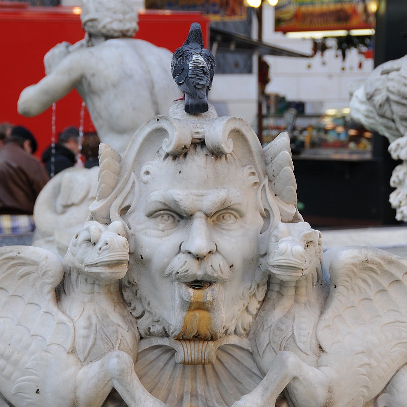 DSC_6912 Der Vier-Ströme-Brunnen (Fontana dei Quattro Fiumi) wurde 1651 von Bernini im Zentrum der Piazza Navona errichtet. Er trägt einen der Obelisken in Rom und...