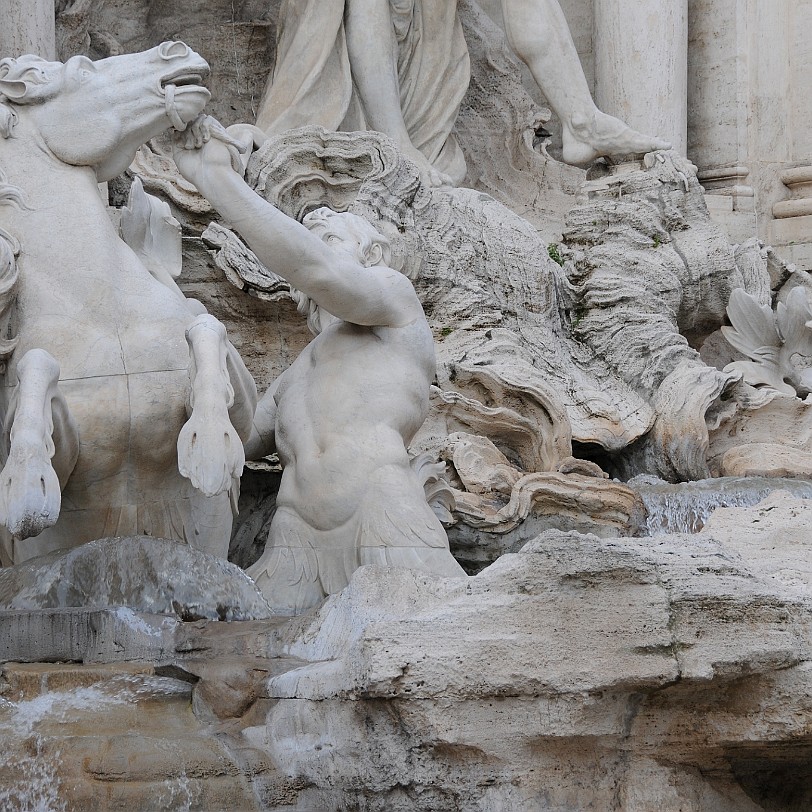 DSC_6945 Der Trevi-Brunnen, italienisch Fontana di Trevi, ist der populärste und mit rund 26 Meter Höhe und rund 50 Meter Breite größte Brunnen Roms und einer der...