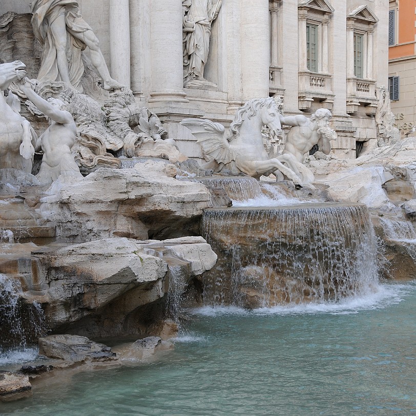 DSC_6948 Im Jahr 19 v. Chr. ließ der Konsul Marcus Agrippa, zur Versorgung der von ihm erbauten Thermen neben dem Pantheon, den Aquädukt Aqua Virgo anlegen. Dieser...