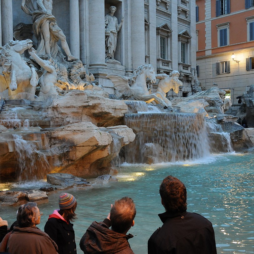 DSC_7000 Der Trevi-Brunnen besteht aus einer Palastfassade, der ein Triumphbogen vorgesetzt ist. Davor tummeln sich Meeresgestalten auf einer Felslandschaft, über die...