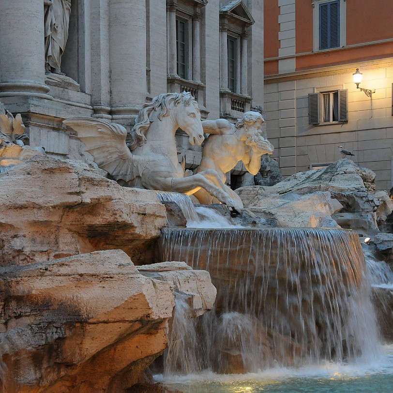 DSC_7005 n Fellinis La Dolce Vita (Das süße Leben) aus dem Jahr 1960 nimmt Anita Ekberg zusammen mit Marcello Mastroianni ein nächtliches Bad im Brunnen. Dieses ist eine...