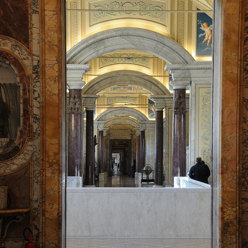 DSC_6725 Sobald man die Türschwelle der Museen überschritten hat, hat man italienisches Staatsgebiet verlassen. Die Sammlung ist eine der wichtigsten und größten der...