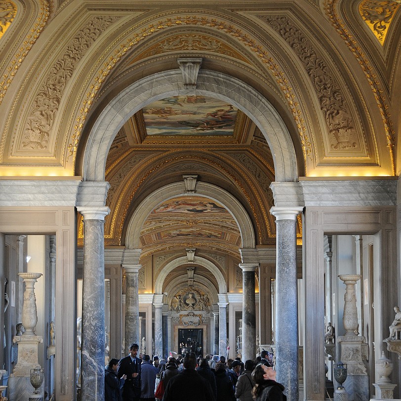 DSC_6749 Die Vatikanischen Museen (italienisch: Musei Vaticani) beherbergen die päpstlichen Kunstsammlungen und befinden sich auf dem Territorium der Vatikanstadt.