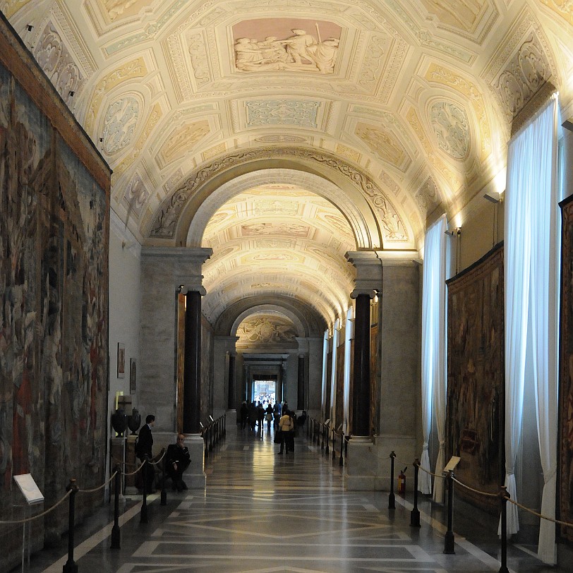 DSC_6752 Die Vatikanischen Museen (italienisch: Musei Vaticani) beherbergen die päpstlichen Kunstsammlungen und befinden sich auf dem Territorium der Vatikanstadt.