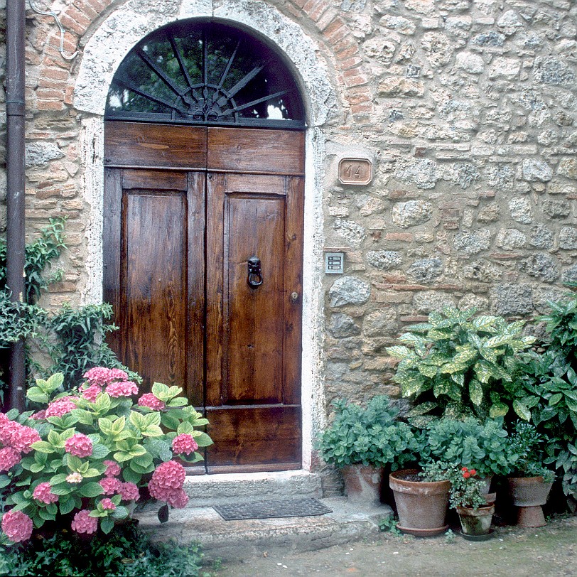 [233] Italien,Toskana, San Gimigniano Der Hügel auf dem San Gimignano erbaut wurde, soll bereits von den Etruskern besiedelt worden sein. Doch die erste urkundliche...