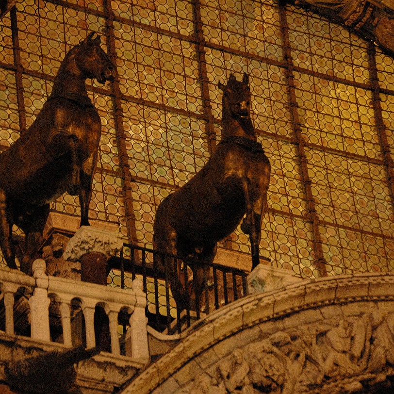 DSC_6055 Die enge Verbindung Venedigs mit dem Orient bewirkte, dass die zu den Bauarbeiten herangezogenen Künstler vor allem nach byzantinischen Vorbildern arbeiteten....