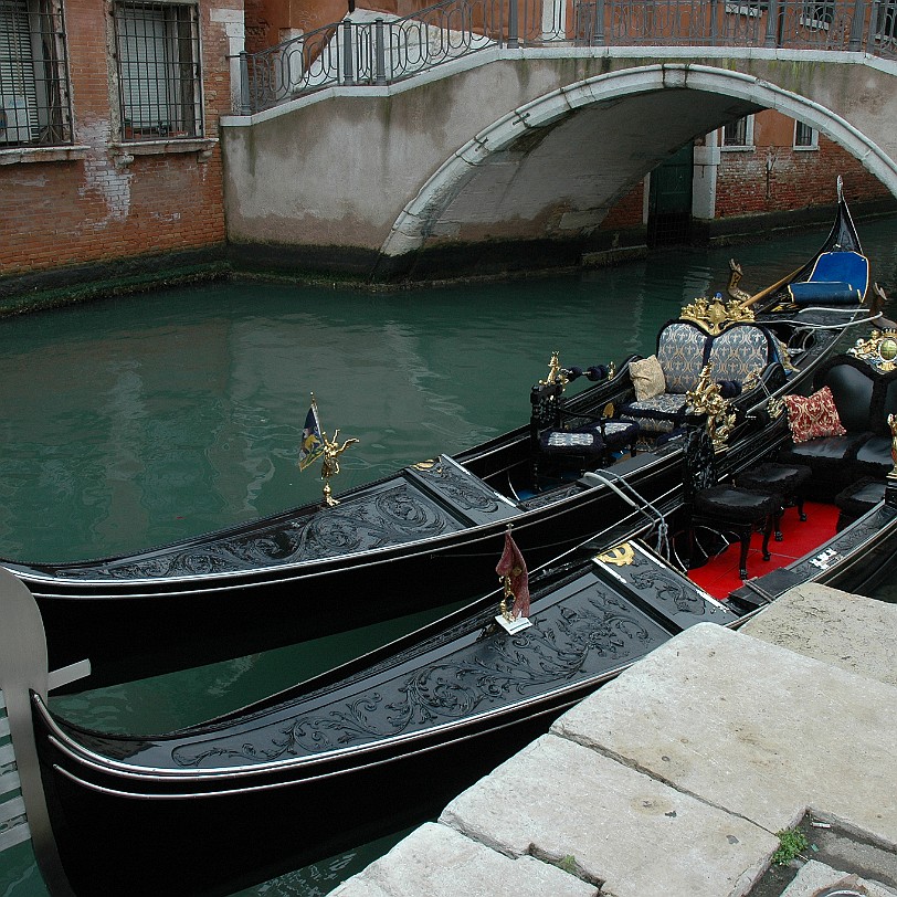 DSC_6166 Das bekannteste Verkehrsmittel Venedigs ist die Gondel, die allerdings fast nur noch dem Tourismus dient. Für den öffentlichen Personenennahverkehr gibt es den...