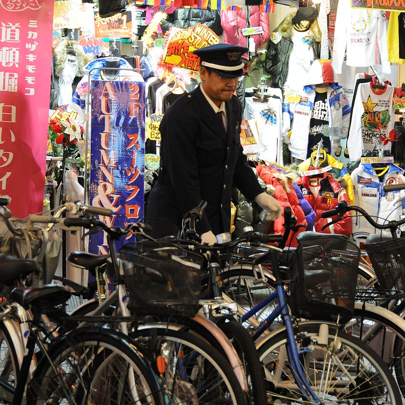 DSC_4005 Osaka Ein Fahrrad-Parker. Der gute Mann sortierte mit Geduld abgestellte Fahrräder in Reih und Glied.