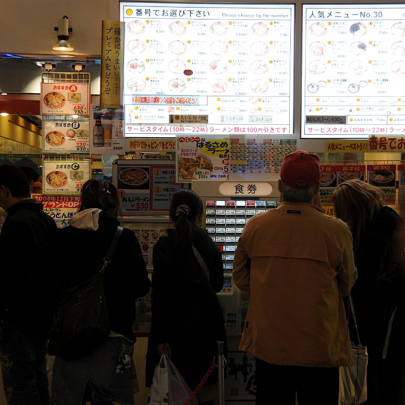 DSC_4015 Osaka - so etwas wie ein Automatenrestaurant. An diesem Automat zahlt der Gast, bekommt ein Ticket und kann dann das Restaurant betreten.