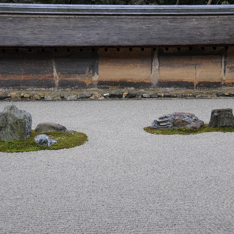 DSC_4112 Der Zen-Garten des Ryoanji-Tempels in Kyoto Hauptattraktion des Tempels ist der hier befindliche und wohl berühmteste Zen-Garten Japans, der Hojo-Teien im...