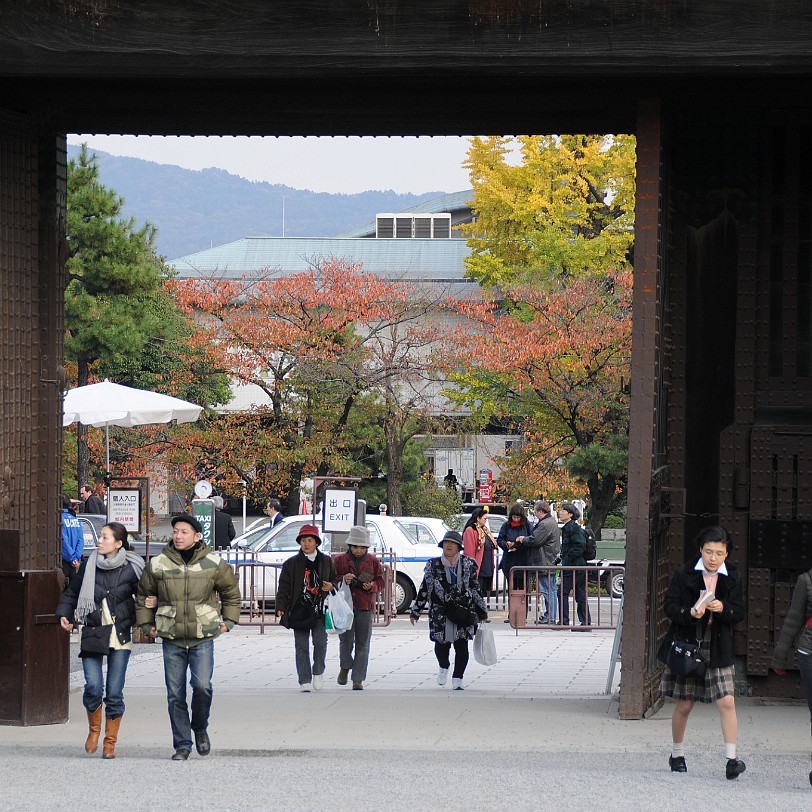 DSC_4305 Nijo-jo ist eine japanische Burganlage und ehemaliger Sitz des Shoguns in Kyoto, der ehemaligen Hauptstadt Japans. Die Burg erhielt den Namen wegen der Straße...