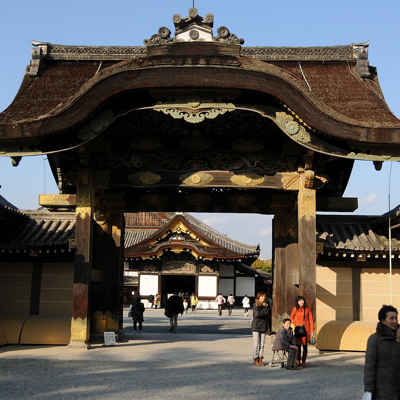 DSC_4312 Nijo-jo ist eine japanische Burganlage und ehemaliger Sitz des Shoguns in Kyoto, der ehemaligen Hauptstadt Japans. Die Burg erhielt den Namen wegen der Straße...