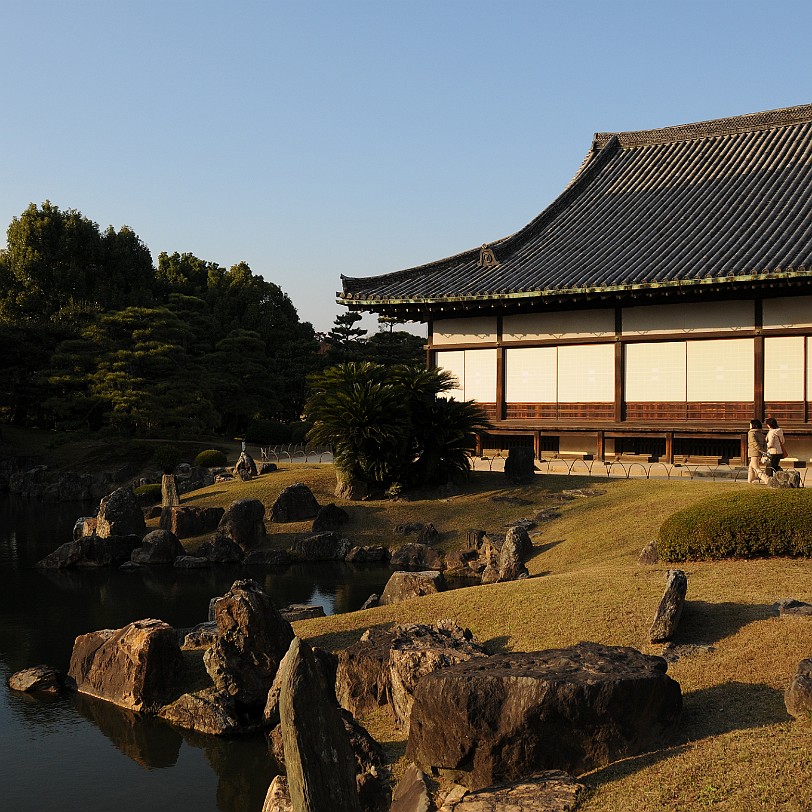 DSC_4342 Nijo-jo ist eine japanische Burganlage und ehemaliger Sitz des Shoguns in Kyoto, der ehemaligen Hauptstadt Japans. Die Burg erhielt den Namen wegen der Straße...