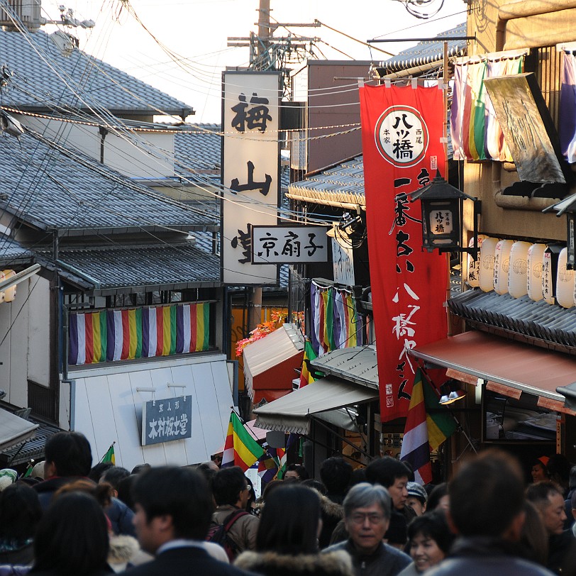 DSC_4378 Kiyomizu-dera ist tatsächlich beliebt. Wer hier die Einsamkeit sucht, ist am falschen Fleck der Erde.