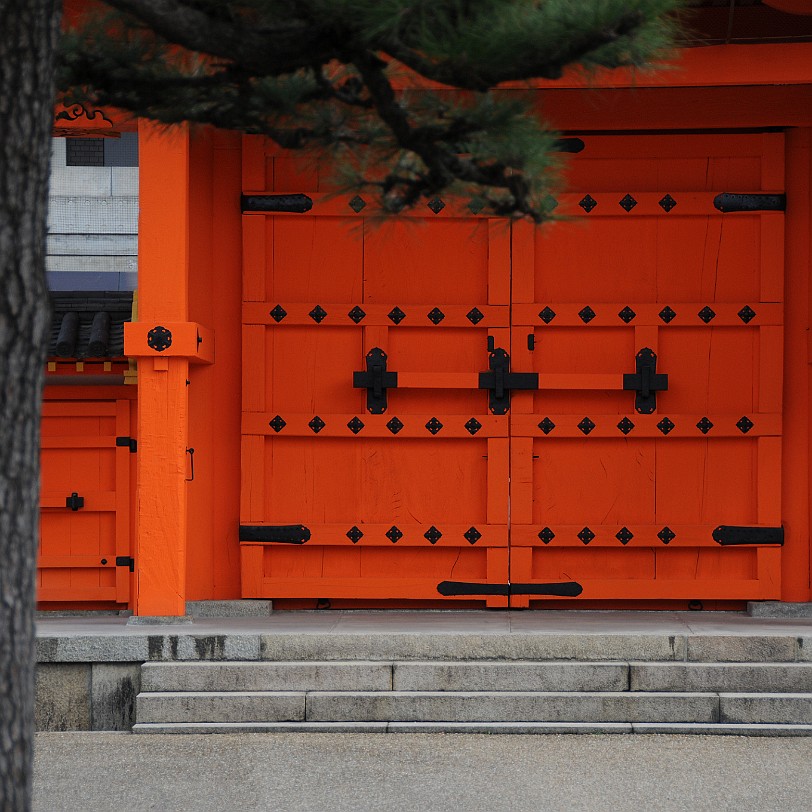 DSC_4688 Der Sanjusangen-do ist ein buddhistischer Tempel im bahnhofsnahen Stadtbezirk Higashiyama von Kyoto. Offiziell heißt er Rengeo-in-hon-do. Der populäre Name...