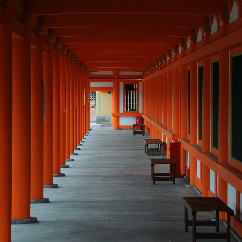 DSC_4701 Der Sanjusangen-do ist ein buddhistischer Tempel im bahnhofsnahen Stadtbezirk Higashiyama von Kyoto. Offiziell heißt er Rengeo-in-hon-do. Der populäre Name...