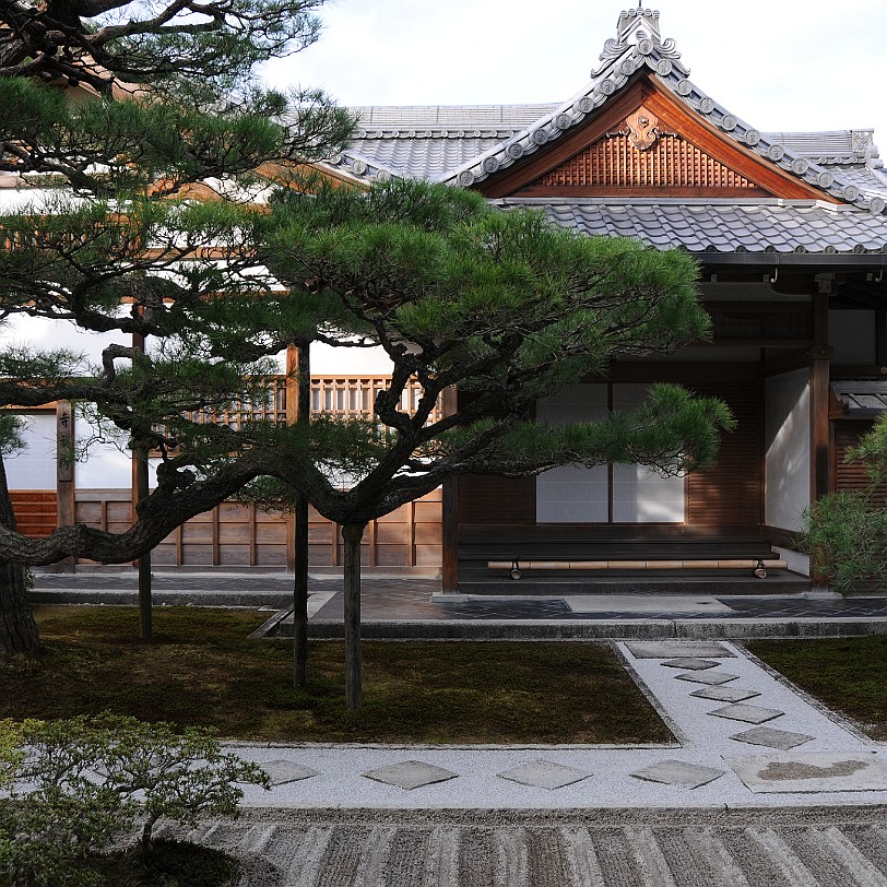 DSC_4799 Der Jisho-ji, besser bekannt unter dem Namen Ginkaku-ji, der Silberne Pavillon, ist ein buddhistischer Tempel der Rinzai-shu im Nordosten der Stadt Kyoto. Er...