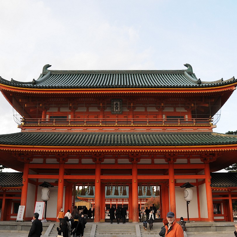 DSC_4863 Der Heian-jingu ist ein Shinto-Schrein im Stadtbezirk Sakyo der Stadt Kyoto. Er wurde zu Ehren des Kammu-tenno im Jahr 1895 errichtet, 1.100 Jahre nach Gründung...