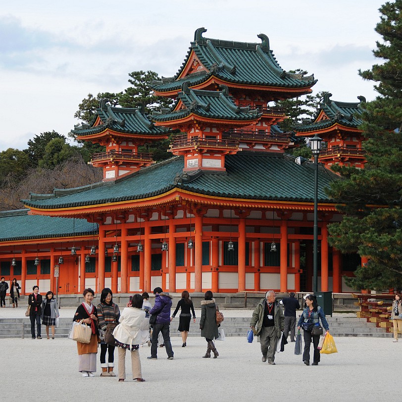 DSC_4864 Der Heian-jingu ist ein Shinto-Schrein im Stadtbezirk Sakyo der Stadt Kyoto. Architektonisch ist er eine grobe Reproduktion im Maßstab 2/3 der alten...