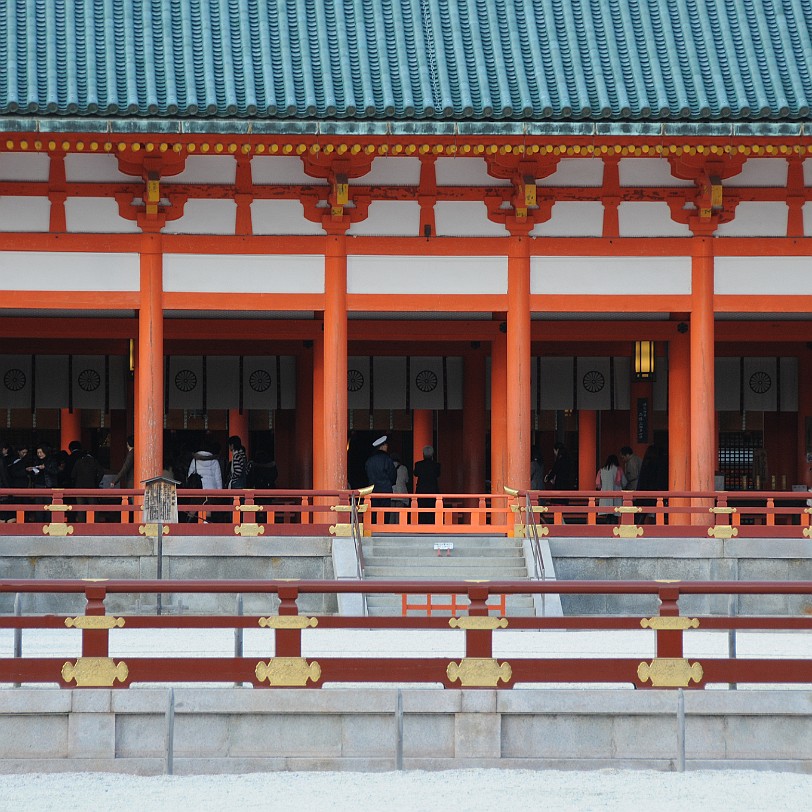 DSC_4865 Der Heian-jingu ist ein Shinto-Schrein im Stadtbezirk Sakyo der Stadt Kyoto. Um die Hauptgebäude herum befindet sich der Shin-en, ein Garten aus vier Teilen,...