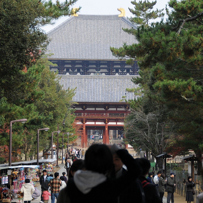 DSC_4960 Der Todai-ji, wörtlich: östlicher großer Tempel, ist ein buddhistischer Tempel in der Stadt Nara. Er beherbergt die größte buddhistische Bronzestatue und ist...